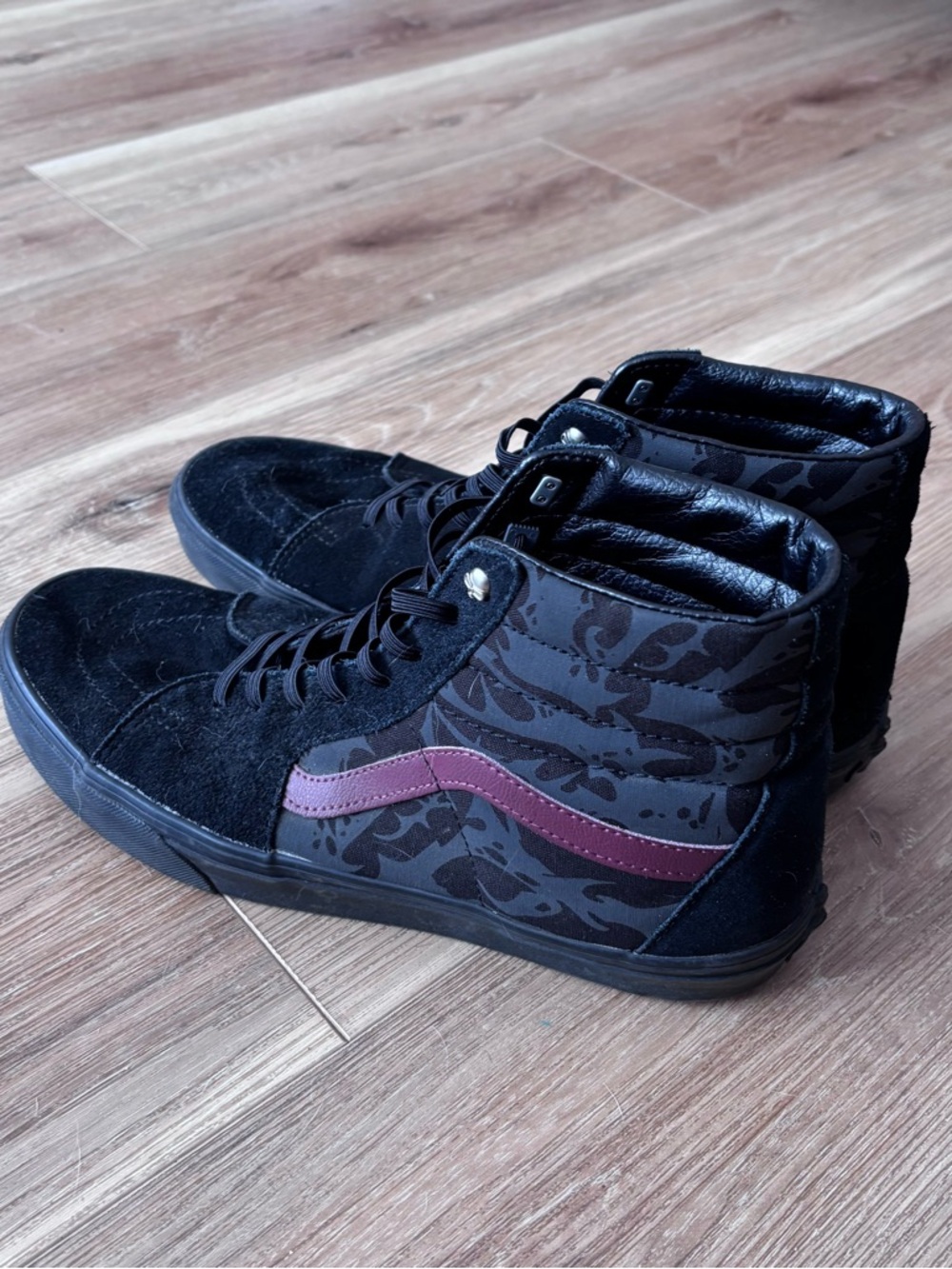 High-Top Men's Suede Sneakers in Black with Burgundy Accent classic size 12 guc - Picture 3 of 6